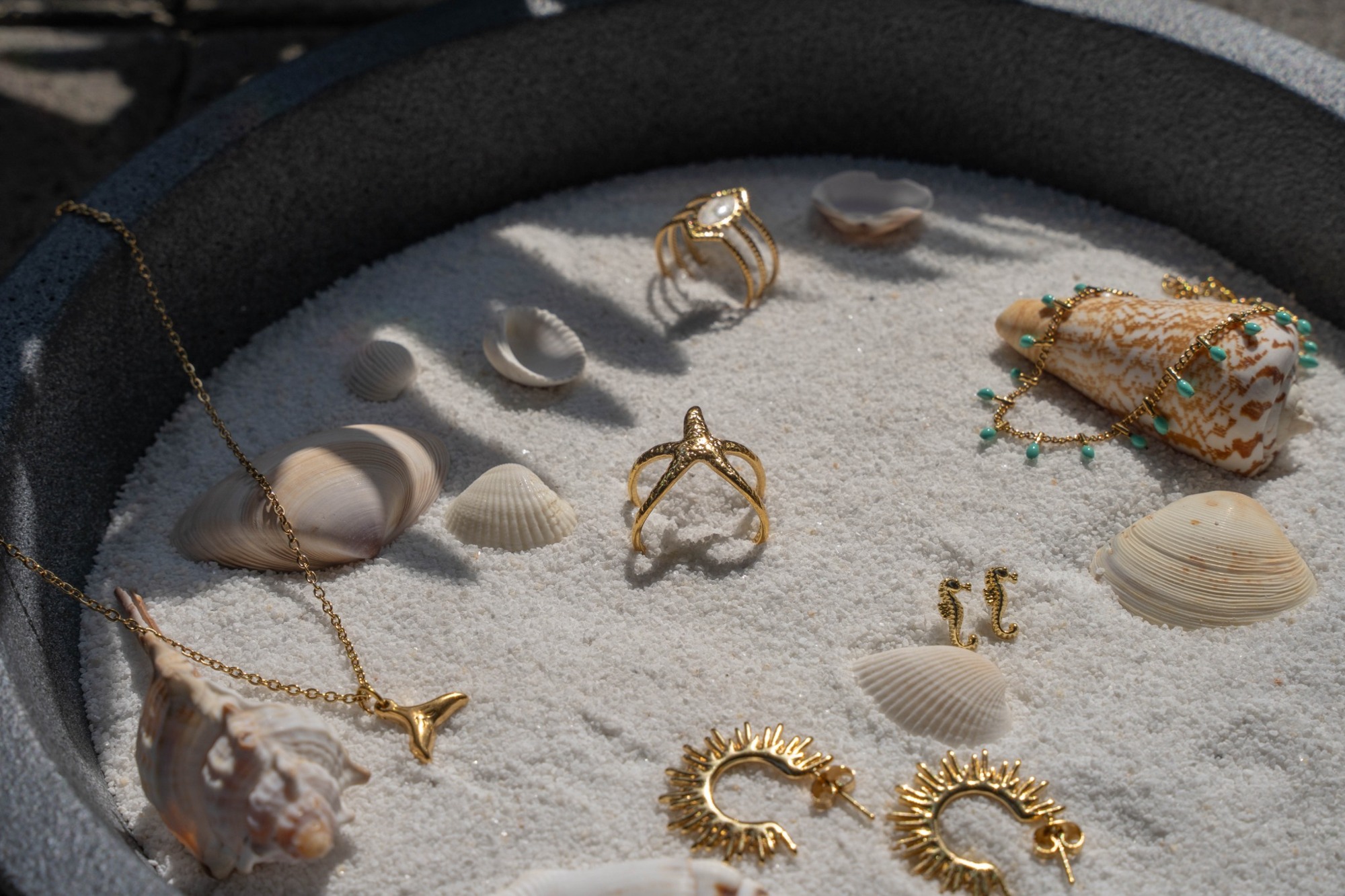 Schmuck-Stillleben mit Muscheln und Sand